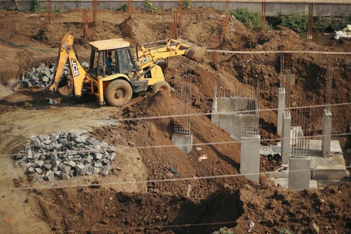 אין מקום לטעויות: הקשר הישיר בין דיוק ביסודות ליציבות המבנה והפיגומים